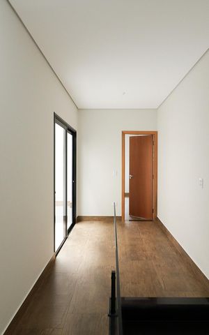 Casa à venda com 220m², 3 quartos e 4 vagas Casa à venda com 220m², 3 quartos e 4 vagasEscada/Corredor