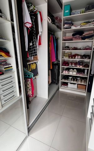 Casa de condomínio à venda com 173m², 5 quartos e 2 vagas Casa de condomínio à venda com 173m², 5 quartos e 2 vagasCloset Suíte 6