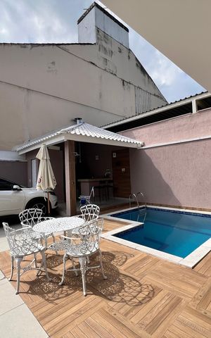 Casa de condomínio à venda com 173m², 5 quartos e 2 vagas Casa de condomínio à venda com 173m², 5 quartos e 2 vagasQuintal / Garagem / Área Gourmet / Piscina