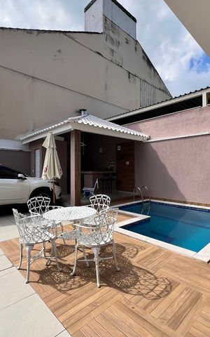 Casa de condomínio à venda com 173m², 5 quartos e 2 vagas Casa de condomínio à venda com 173m², 5 quartos e 2 vagasQuintal / Garagem / Área Gourmet / Piscina