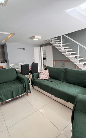 Casa de condomínio à venda com 173m², 5 quartos e 2 vagas Casa de condomínio à venda com 173m², 5 quartos e 2 vagasSala