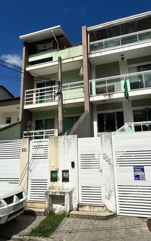 Casa à venda com 320m², 4 quartos e 2 vagas Casa à venda com 320m², 4 quartos e 2 vagasFachada