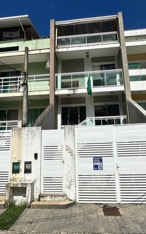 Casa à venda com 320m², 4 quartos e 2 vagas Casa à venda com 320m², 4 quartos e 2 vagasFachada