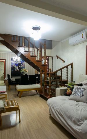 Casa à venda com 100m², 4 quartos e 2 vagas Casa à venda com 100m², 4 quartos e 2 vagasSala