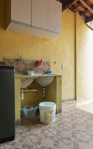 Casa à venda com 100m², 4 quartos e 2 vagas Casa à venda com 100m², 4 quartos e 2 vagasÁrea de Serviço