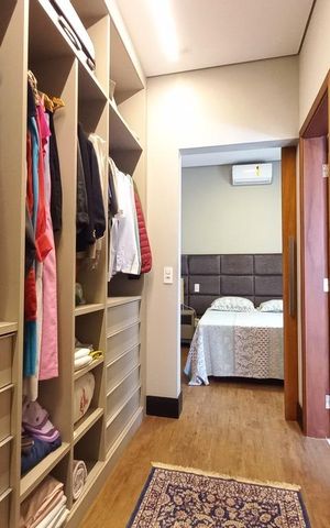 Casa à venda com 225m², 3 quartos e 2 vagas Casa à venda com 225m², 3 quartos e 2 vagasCloset da suíte