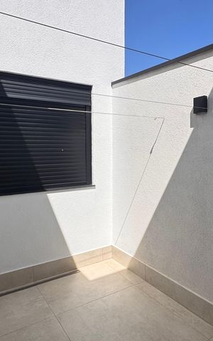 Casa à venda com 225m², 3 quartos e 2 vagasVaranda