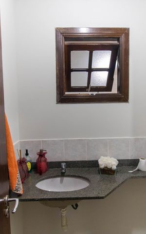 Casa à venda com 750m², 5 quartos e 4 vagas Casa à venda com 750m², 5 quartos e 4 vagasLavabo (Casa 2)