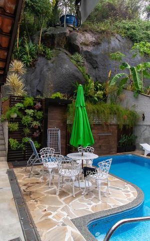 Casa à venda com 750m², 5 quartos e 4 vagas Casa à venda com 750m², 5 quartos e 4 vagasÁrea externa