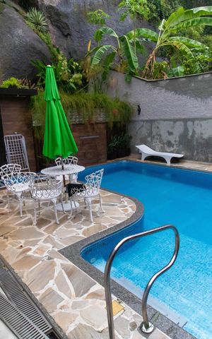 Casa à venda com 750m², 5 quartos e 4 vagas Casa à venda com 750m², 5 quartos e 4 vagasÁrea externa