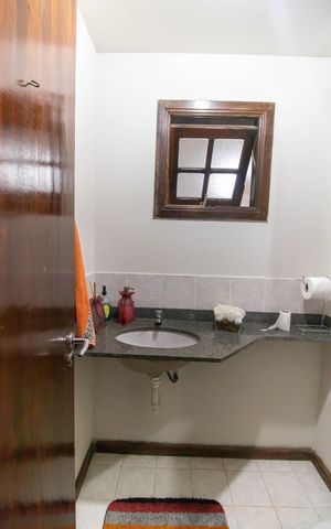 Casa à venda com 750m², 5 quartos e 4 vagas Casa à venda com 750m², 5 quartos e 4 vagasLavabo (Casa 2)
