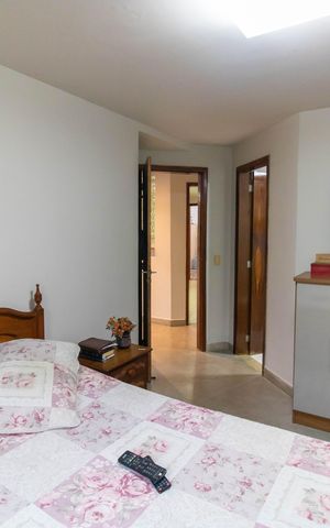 Casa à venda com 750m², 5 quartos e 4 vagas Casa à venda com 750m², 5 quartos e 4 vagasSuíte 2 (Casa 2)