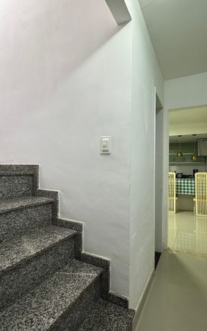Casa de condomínio à venda com 170m², 4 quartos e 1 vaga Casa de condomínio à venda com 170m², 4 quartos e 1 vagaEscada