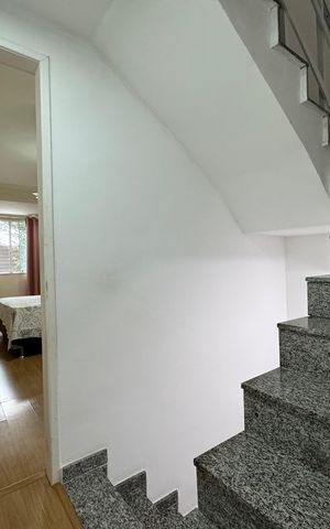 Casa de condomínio à venda com 170m², 4 quartos e 1 vaga Casa de condomínio à venda com 170m², 4 quartos e 1 vagaEscada