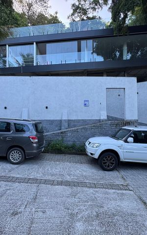 Casa de condomínio à venda com 554m², 5 quartos e 3 vagas Casa de condomínio à venda com 554m², 5 quartos e 3 vagasPlaquinha Quinto Andar e Fachada