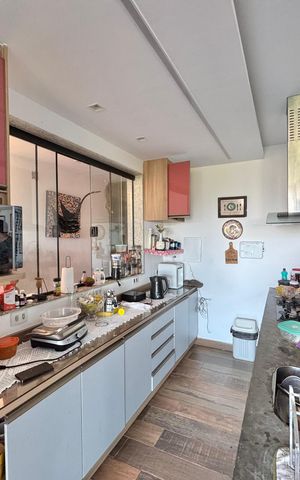 Casa de condomínio à venda com 554m², 5 quartos e 3 vagas Casa de condomínio à venda com 554m², 5 quartos e 3 vagasCozinha