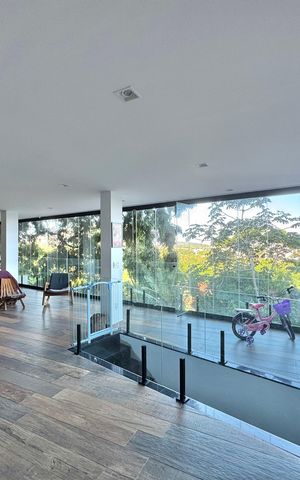 Casa de condomínio à venda com 554m², 5 quartos e 3 vagas Casa de condomínio à venda com 554m², 5 quartos e 3 vagasSala
