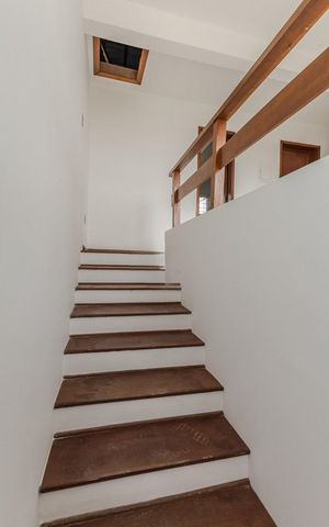 Casa à venda com 240m², 4 quartos e 2 vagas Casa à venda com 240m², 4 quartos e 2 vagasEscada