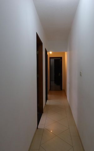 Casa para alugar com 150m², 3 quartos e 2 vagasCorredor interno