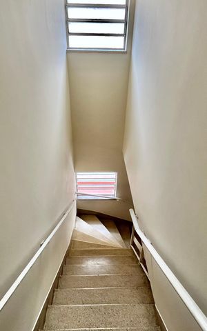 Casa à venda com 260m², 5 quartos e 2 vagas Casa à venda com 260m², 5 quartos e 2 vagasEscada