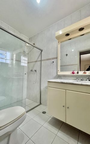 Casa à venda com 260m², 5 quartos e 2 vagas Casa à venda com 260m², 5 quartos e 2 vagasBanheiro da Suíte