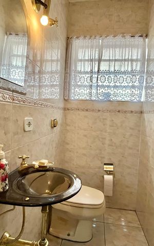 Casa à venda com 260m², 5 quartos e 2 vagas Casa à venda com 260m², 5 quartos e 2 vagasLavabo