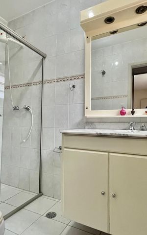 Casa à venda com 260m², 5 quartos e 2 vagas Casa à venda com 260m², 5 quartos e 2 vagasBanheiro da Suíte