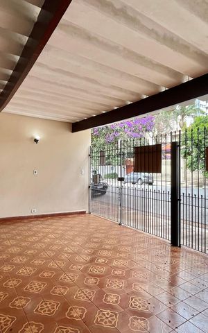 Casa à venda com 260m², 5 quartos e 2 vagas Casa à venda com 260m², 5 quartos e 2 vagasGaragem