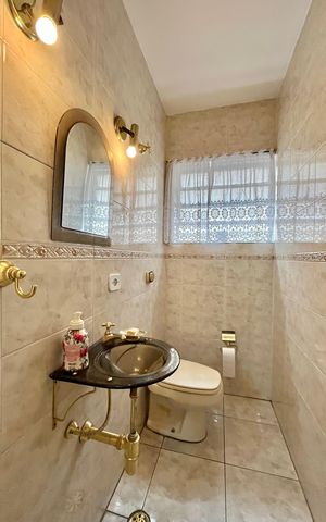 Casa à venda com 260m², 5 quartos e 2 vagas Casa à venda com 260m², 5 quartos e 2 vagasLavabo