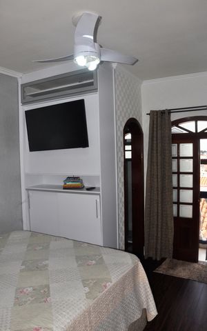 Casa à venda com 132m², 3 quartos e 5 vagas Casa à venda com 132m², 3 quartos e 5 vagasDetalhe - Quarto 01 com Suíte e Varanda