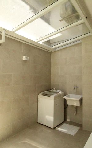 Casa de condomínio à venda com 318m², 5 quartos e 4 vagasÁrea de serviço