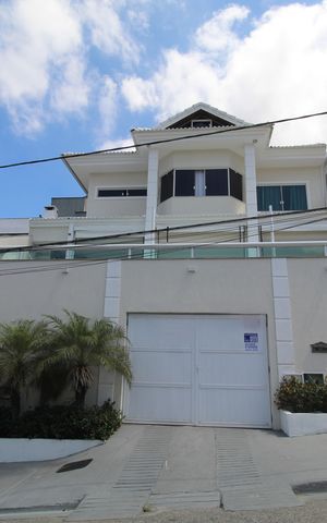 Casa de condomínio à venda com 318m², 5 quartos e 4 vagasFachada