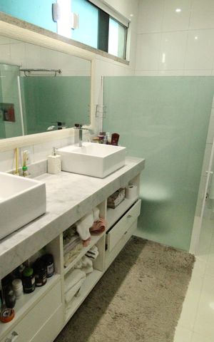 Casa de condomínio à venda com 318m², 5 quartos e 4 vagasBanheiro da suíte 5