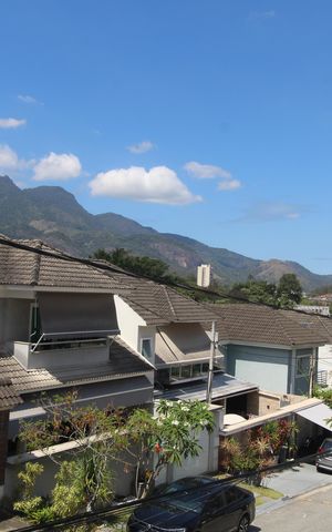 Casa de condomínio à venda com 318m², 5 quartos e 4 vagasVaranda - Vista