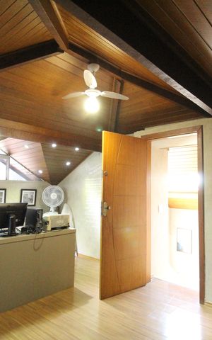 Casa de condomínio à venda com 318m², 5 quartos e 4 vagasSótão