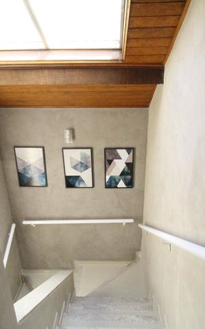 Casa de condomínio à venda com 318m², 5 quartos e 4 vagasEscada do terceiro andar