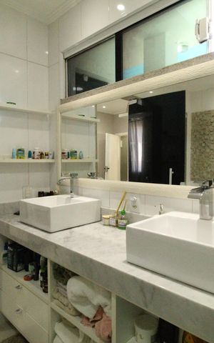 Casa de condomínio à venda com 318m², 5 quartos e 4 vagasBanheiro da suíte 5