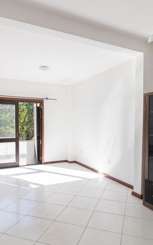 Casa à venda com 280m², 5 quartos e 6 vagas Casa à venda com 280m², 5 quartos e 6 vagasSala