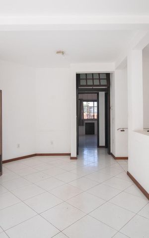 Casa à venda com 280m², 5 quartos e 6 vagas Casa à venda com 280m², 5 quartos e 6 vagasSala