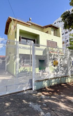 Casa à venda com 280m², 5 quartos e 6 vagas Casa à venda com 280m², 5 quartos e 6 vagasFachada