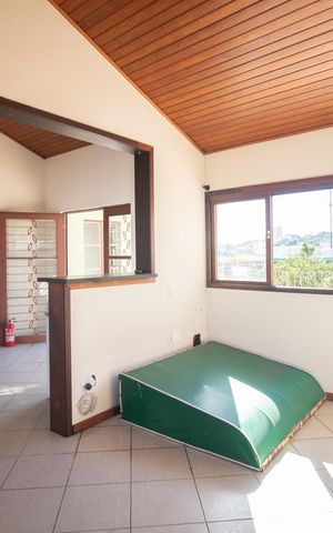 Casa à venda com 280m², 5 quartos e 6 vagas Casa à venda com 280m², 5 quartos e 6 vagasCobertura