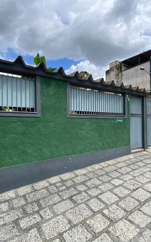 Casa à venda com 660m², 3 quartos e 10 vagas Casa à venda com 660m², 3 quartos e 10 vagasFachada