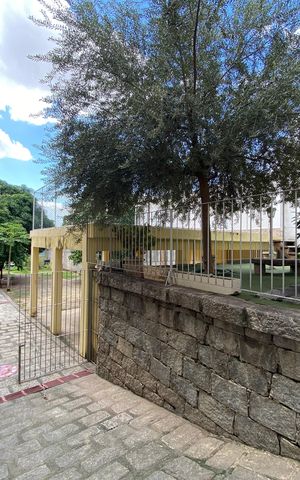 Casa à venda com 660m², 3 quartos e 10 vagas Casa à venda com 660m², 3 quartos e 10 vagasGaragem