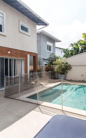 Casa de condomínio à venda com 384m², 3 quartos e 4 vagas Casa de condomínio à venda com 384m², 3 quartos e 4 vagasPiscina
