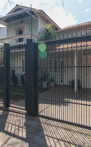 Casa à venda com 250m², 3 quartos e 4 vagasFachada