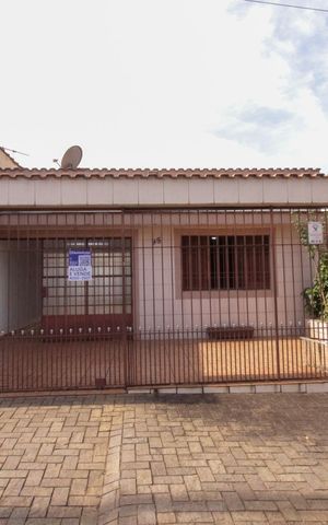 Casa à venda com 250m², 3 quartos e 4 vagas Casa à venda com 250m², 3 quartos e 4 vagasFachada e Placa