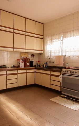 Casa à venda com 250m², 3 quartos e 4 vagas Casa à venda com 250m², 3 quartos e 4 vagasCasa 1 - Cozinha