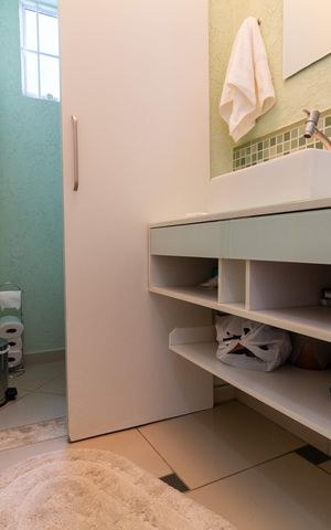 Casa à venda com 194m², 4 quartos e 2 vagas Casa à venda com 194m², 4 quartos e 2 vagasLavabo