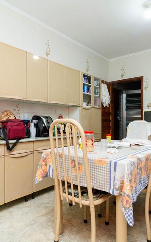 Casa à venda com 241m², 4 quartos e 6 vagas Casa à venda com 241m², 4 quartos e 6 vagasCozinha