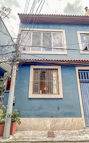 Casa à venda com 300m², 5 quartos e 1 vaga Casa à venda com 300m², 5 quartos e 1 vagaFachada
